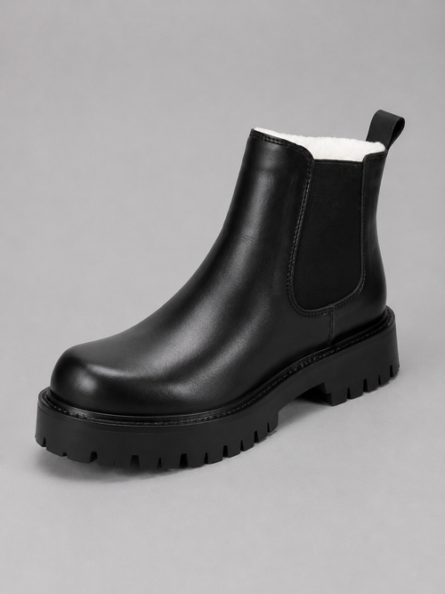 Chelsea Boots in Black