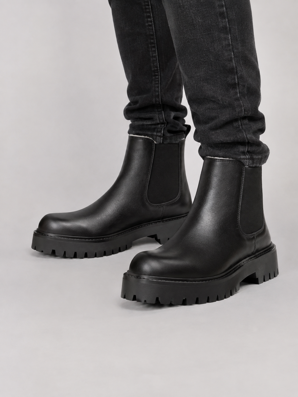 Chelsea Boots in Black