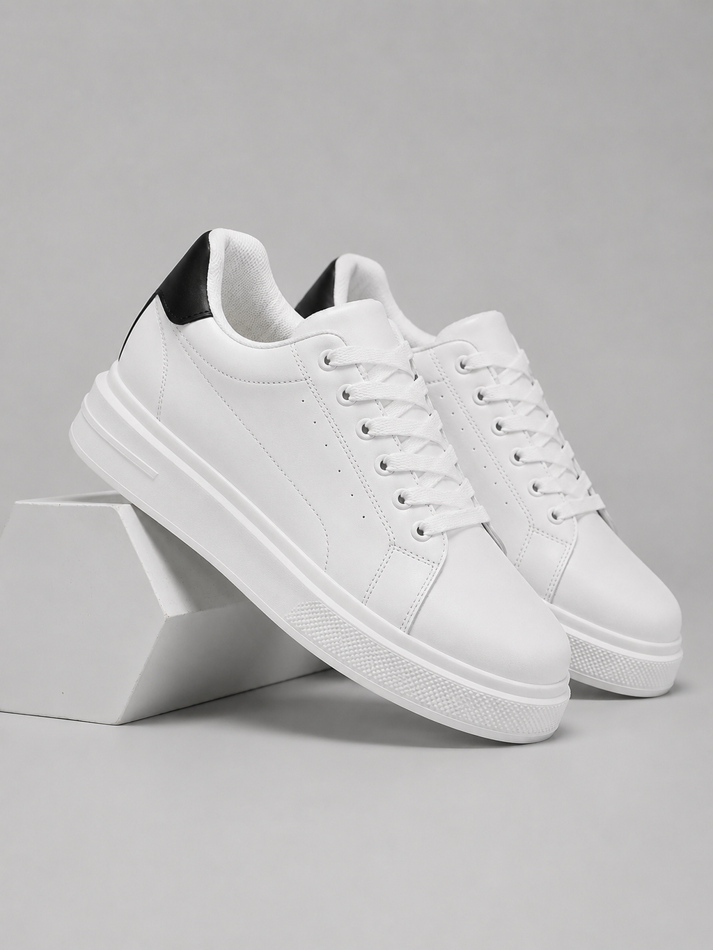 Sneakers in White & Black