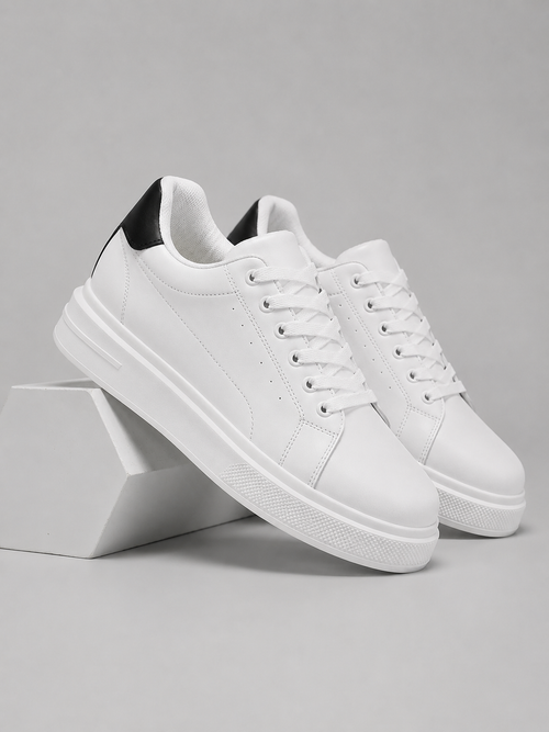 Sneakers in White & Black