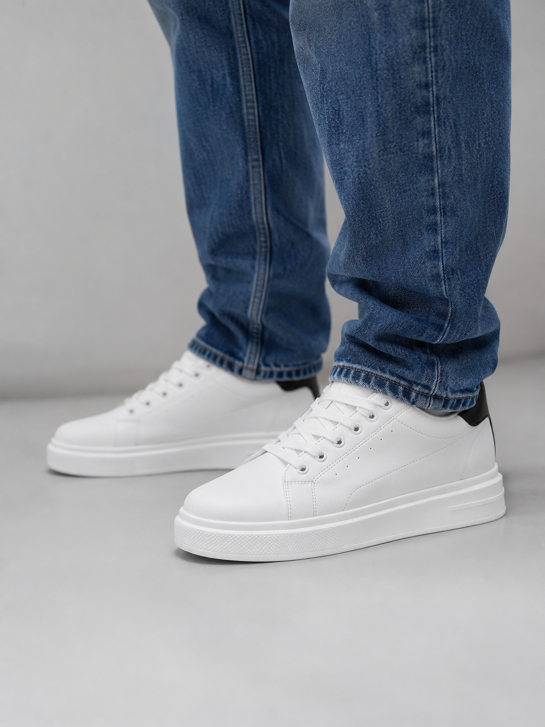Sneakers in White & Black