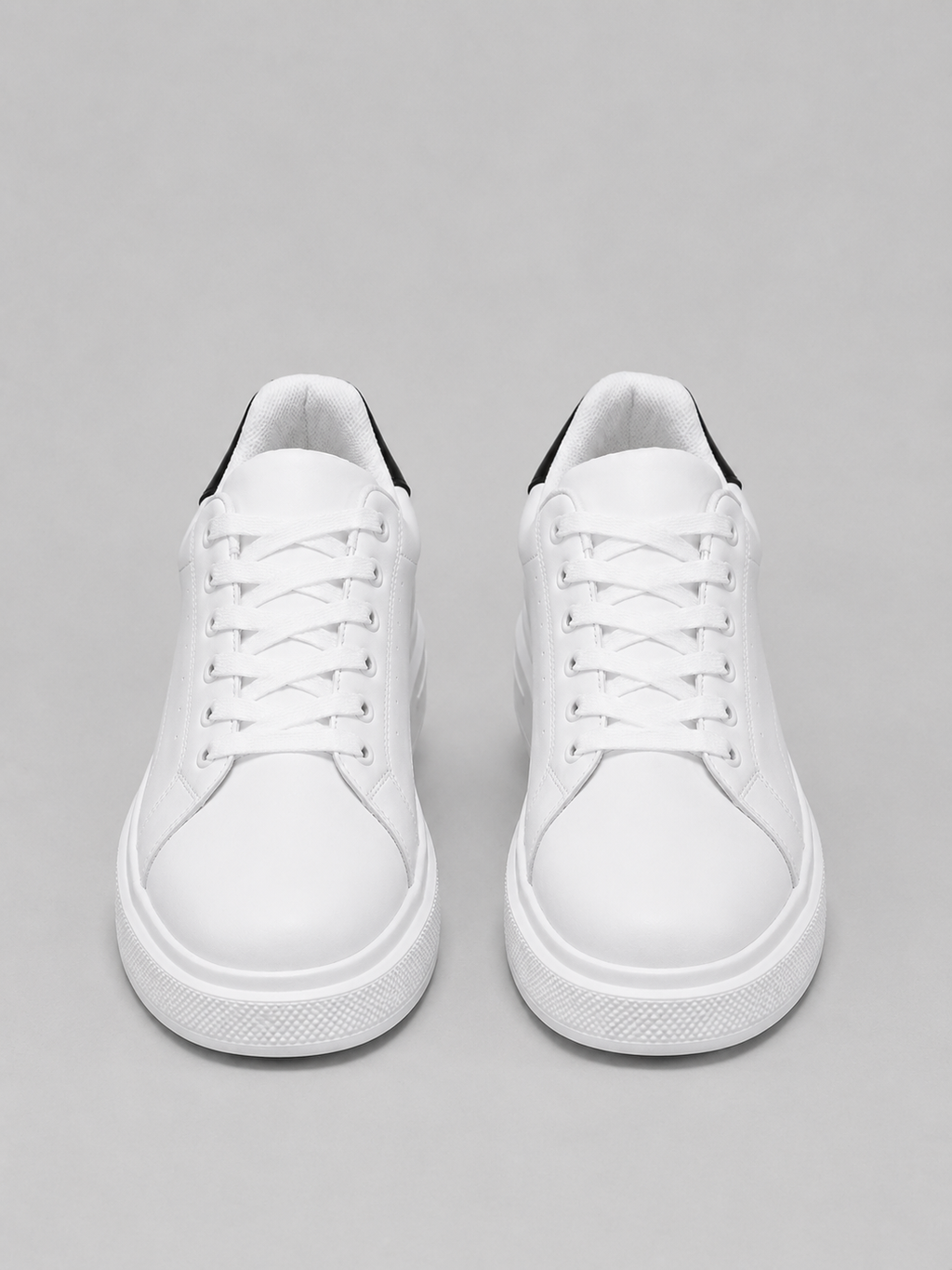 Sneakers in White & Black