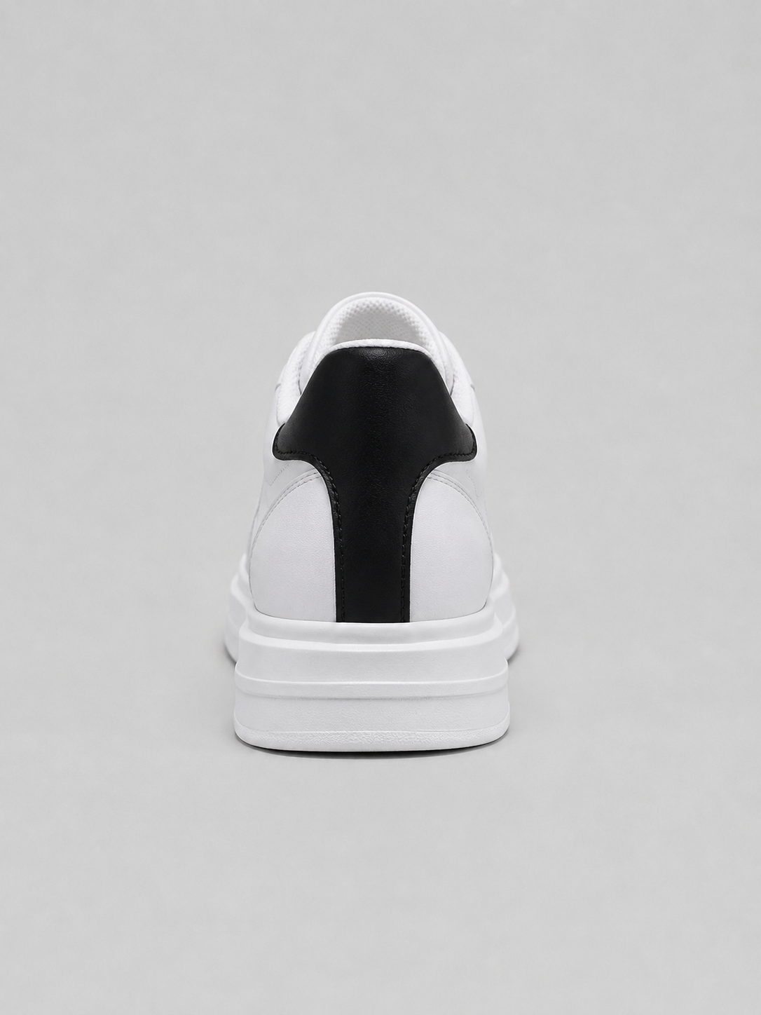 Sneakers in White & Black